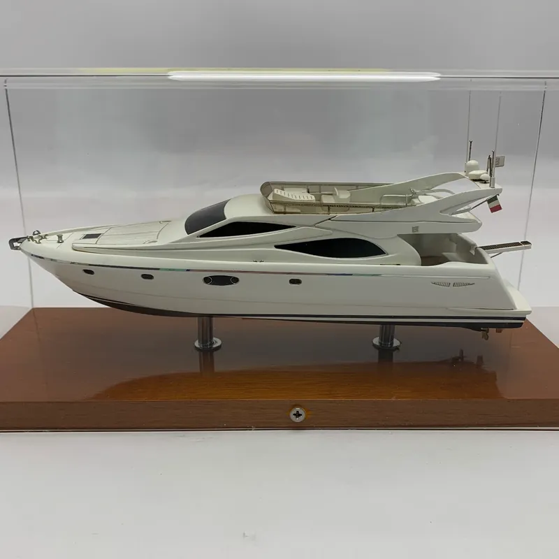 Commander Vite Original Ferretti F592 1 70 Scale Model White - 251029
